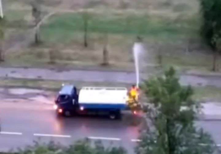 В Краснодаре замечена поливальная машина, работающая под дождем В кубанской столице под сильным затяжным дождем поливали газон. Спецтехника замечена накануне на улице Невкипелого в микрорайоне Гидростроителей. Очевидцы сняли видео. Жители разделились во мнениях, одни утверждают, что так надо. Машина поливает молодые деревья, дождевой воды им не достаточно. Другие считают, что это неправильно. А вы как думаете? ВИДЕО