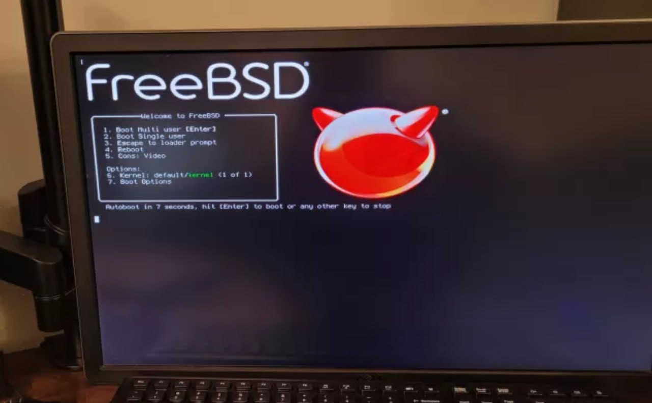 Грядет FreeBSD 15, и эта версия принесет долгожданную возможность установить графическое окружение прямо из инсталлятора. Довольно крутой шаг. Сейчас, после установки FreeBSD, пользователь оказывается в голой текстовой консоли, и ему предстоит вручную настраивать интернет, ставить драйверы, иксы и само DE. Этот процесс отпугивает даже опытных пользователей, не знакомых со спецификой BSD. В новой версии в текстовом инсталляторе bsdinstall появится опция выбора минимальной установки KDE Plasma. Это не новый графический установщик, а просто чекбокс в существующем текстовом интерфейсе, который позволит после перезагрузки получить готовый графический логин, а не мигающий курсор. Хотя выбор KDE в качестве единственного варианта может показаться спорным многие предпочли бы что-то более легковесное вроде Xfce , но без вариантов - это крутой шаг. FreeBSD наконец-то догоняет своих братанов по BSD-семейству OpenBSD по умолчанию ставит FVWM, а NetBSD ctwm . Типичный Сисадмин