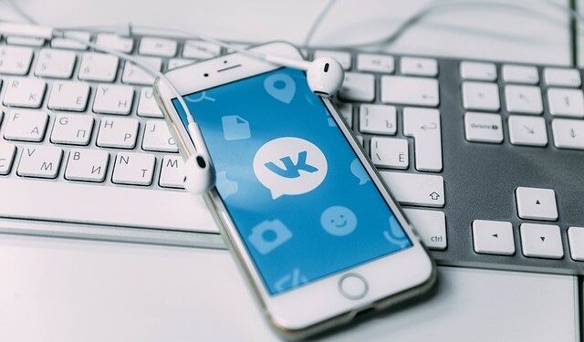 Акции VK взлетели на слухах о полной блокировке Telegram с 1 апреля На торгах Московской биржи котировки компании VKCO резко ускорили рост Всего за четыре минуты цена акций прибавила почти два процента достигнув отметки в 324 рубля за бумагу По сравнению с закрытием торгов понедельника рост составил 1 36 процента oboz info aktsii vk vzleteli na sluhah o polnoj blokirovke telegram s 1 aprelya