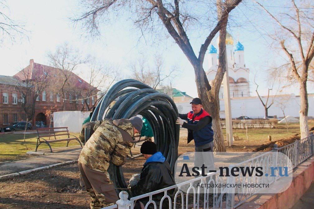 Сквер Наташи Качуевской в центре Астрахани благоустроят до середины текущего года  Работы по благоустройству ообщественного пространства, известного как сквер Наташи Качуевской в Кировском районе Астрахани, продолжатся. Администрация Астрахани проводит закупку на выполнение соответствующих работ стоимостью 9,7 млн рублей.  Согласно конкурсной документации, работы должны быть завершено до 1 июня текущего года. Подрядчик проведёт демонтажные работы, обустройство тротуара, озеленение территории, установит малые архитектурные формы, проведёт ремонт существующего ограждения, отремонтирует бетонные входы и вентиляционные канала существующего под сквером бомбоубежища и наладит наружное освещение.  Отметим, что работы по благоустройству сквера, в котором установлен посвящённый равноапостольным братьям Кириллу и Мефодию Поклонный Крест, начались  после публикации    AST-NEWS.ru.