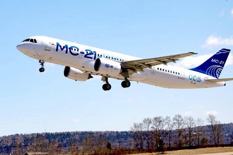 Второй МС 21 с российскими системами начал летные сертификационные испытания Первый борт опытный образец МС 21 на середину августа совершил в Жуковском 19 полетов На тот момент самолет провел в воздухе 74 часа Теперь сертификация пойдет быстрее Необходимое количество вылетов и часов налета распределится между двумя машинами  МС 21 получил российские двигатели ПД 14 комплекс бортового радиоэлектронного оборудования а также отечественную вспомогательную силовую установку системы кондиционирования воздуха и другие импортозамещенные системы Всего в самолет внедрено более 70 российских компонентов Новый самолет имеет повышенный уровень комфорта большие иллюминаторы расширенный проход между креслами и увеличенные багажные полки В двухклассной компоновке бизнес эконом он сможет брать на борт 175 пассажиров из них 16 в классе бизнес Подписаться на Российскую газету в Читать нас в MAX