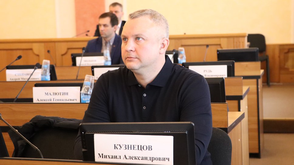 Депутат муниципалитета Ярославля Михаил Кузнецов назначен заместителем главы Рыбинска по городскому хозяйству. Об этом сообщил глава города Дмитрий Рудаков. Кузнецов более 20 лет работает в сфере ЖКХ, был заместителем мэра Ярославля и возглавлял районную администрацию. В Ярославле под его руководством ремонтировали Тутаевское шоссе и мост через Которосль. В Рыбинске основной задачей для него станет подготовка к отопительному сезону и благоустройство. «Михаил Александрович отлично знает Рыбинск, хорошо знаком с нашей системой городского коммунального хозяйства и инфраструктурой. Опыт его работы в областном центре поможет более эффективно взаимодействовать со структурами правительства Ярославской области» — Дмитрий Рудаков. Фото: Муниципалитет Ярославля Еще больше новостей — в Telegram-канале «Ъ-Ярославль»