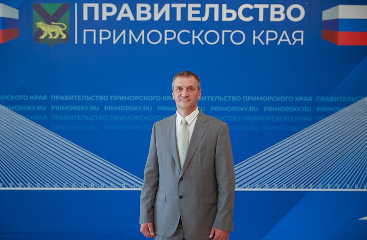 Временно исполняющим обязанности министра цифрового развития и связи Приморского края стал Андрей Клементьев, бывший сотрудник «Сбербанка России». У Клементьева профильное высшее образование и более 10 лет опыта работы в сфере цифровых технологий. До недавнего времени он занимал должность руководителя ИТ-направления в одном из региональных подразделений Сбербанка России. В задачи нового руководителя входит реализация национального проекта «Экономика данных и цифровая трансформация государства» в Приморском крае, развитие электронных услуг, в том числе их предоставление в автоматическом режиме, а также обеспечение независимости ИТ-инфраструктуры региона от импорта. Фото: Игорь Новиков / правительство Приморского края Подписаться