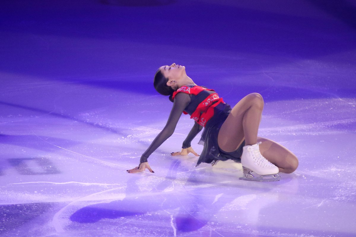 В ISU исключили участие российских фигуристов в чемпионатах мира и Европы У российских фигуристов нет допуска к выступлениям на чемпионатах мира и Европы в нейтральном статусе он ограничен только олимпийским отбором Об этом Sport24 заявили в пресс службе Международного союза конькобежцев ISU Участие нейтральных спортсменов в фигурном катании ограничено олимпийскими отборочными соревнованиями в Пекине заявили в ISU Российские фигуристы отстранены c 2022 года ISU разрешил им выступить в личных видах по одной квоте в квалификационном турнире к Олимпиаде 2026 который прошел в Пекине с 19 по 21 сентября Аделия Петросян и Петр Гуменник выиграли отбор и завоевали путевки на Игры На этой неделе глава Федерации фигурного катания на коньках России Антон Сихарулидзе заявил РИА Новости что надеется на скорое возвращения российских фигуристов на международную арену и для этого есть определенные основания Global Look Press Подписаться на РБК Спорт