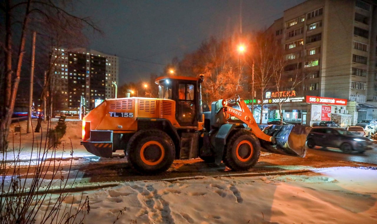 Уборку улиц в Новосибирске усилят на новогодних праздниках  Дорожные службы по поручению мэра Максима Кудрявцева на новогодних праздниках будут работать круглосуточно. Также глава города потребовал обеспечить бесперебойное функционирование всех систем, сообщает пресс-центр муниципалитета.  «Главам районных администраций поручаю организовать дежурства, назначить ответственных на все дни каникул. Будем координировать эту работу сообща»,  — отметил мэр Максим Кудрявцев.  По словам исполняющего обязанности начальника департамента транспорта и дорожно-благоустроительного комплекса Валерия Жаркова, техника ДЭУ и других подведомственных учреждений подготовлена к праздникам на 86%. К концу недели оснащённость доведут до 90%.  Снег будут вывозить с дорог, тротуаров, прилегающих территорий и мест массовых гуляний. На проезжую часть планируют выводить до 450 машин в сутки. При обильных снегопадах это число увеличат.  «На случай аварийных ситуаций подготовлена тяжёлая техника. Также, если будет необходимость, службы готовы устранять аварии на линиях наружного освещения, светофорных объектах»,  — доложил Жарков.  Глава департамента энергетики, жилищного и коммунального хозяйства города Дмитрий Зайков сообщил, что для бесперебойной подачи тепла, воды, газа и электричества с 29 декабря по 8 января ресурсоснабжающие организации назначили дежурных.  За безопасностью горожан на новогодних локациях будут следить спасатели МАСС.  Усилит работу и региональный оператор по вывозу отходов. МУП «САХ» провело планово-предупредительный ремонт спецтехники, составило график дежурств. Директор предприятия Александр Южаков рассказал, что частоту рейсов удвоят. 30, 31 декабря и 2 января на линию выведут больше 20 дополнительных мусоровозов. В дни пиковой нагрузки в регионе будет работать свыше 300 грузовиков.