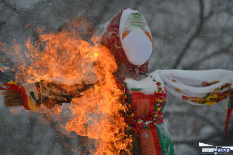 В Амурской области готовятся ярко проводить зиму Праздник состоится 22 февраля Народные гуляния развернутся с 12 00 до 18 00 Кульминацией станет сожжение чучела Масленицы Впервые в истории Благовещенска оно пройдет прямо на льду Амура в районе амфитеатра Само чучело тоже будет необычным Чтобы соорудить его даже разработали проект К этому привлекли архитектора Антона Кочуркина который представляет арт парк Никола Ленивец в Калужской области сообщает Агентство гостеприимства Амурской области Чучело будет возвышаться на 15 метров в высоту то есть будет стоять наравне с пятиэтажными домами Вес его составит 6 тонн Помимо древесины для строительства используют ненужные палеты с предприятия сухостой Верхушку чучела украсит солнце с лучами Предполагается что полыхать Масленица будет в течение 40 минут и на это точно нужно успеть посмотреть Днем жителям и гостям Благовещенска предложат не менее увлекательные мероприятия В 12 00 начнется шествие творческих и трудовых коллективов города В колонну встанут примерно тысяча человек они пройдут около километра от Триумфальной арки до площади Ленина где состоится масленичный флешмоб   ЧИТАТЬ ПРОДОЛЖЕНИЕ