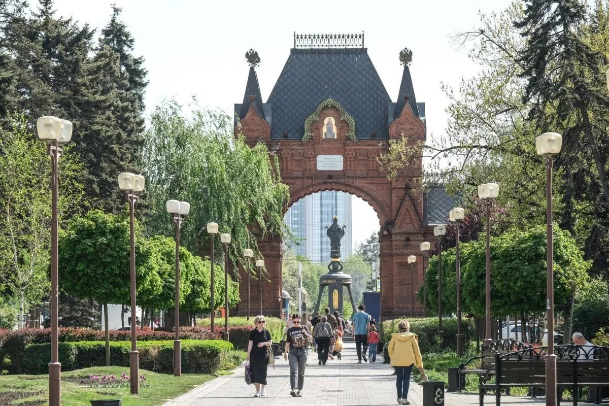 В Краснодаре в День города пройдут бесплатные экскурсии по историческому центру В субботу 27 сентября в краевой столице пройдет Всероссийская акция Экскурсионный флешмоб В этот день для жителей и гостей города проведут три бесплатные экскурсионные программы которые познакомят с историей основания Екатеринодара архитектурой историческими зданиями и памятниками kub news ru