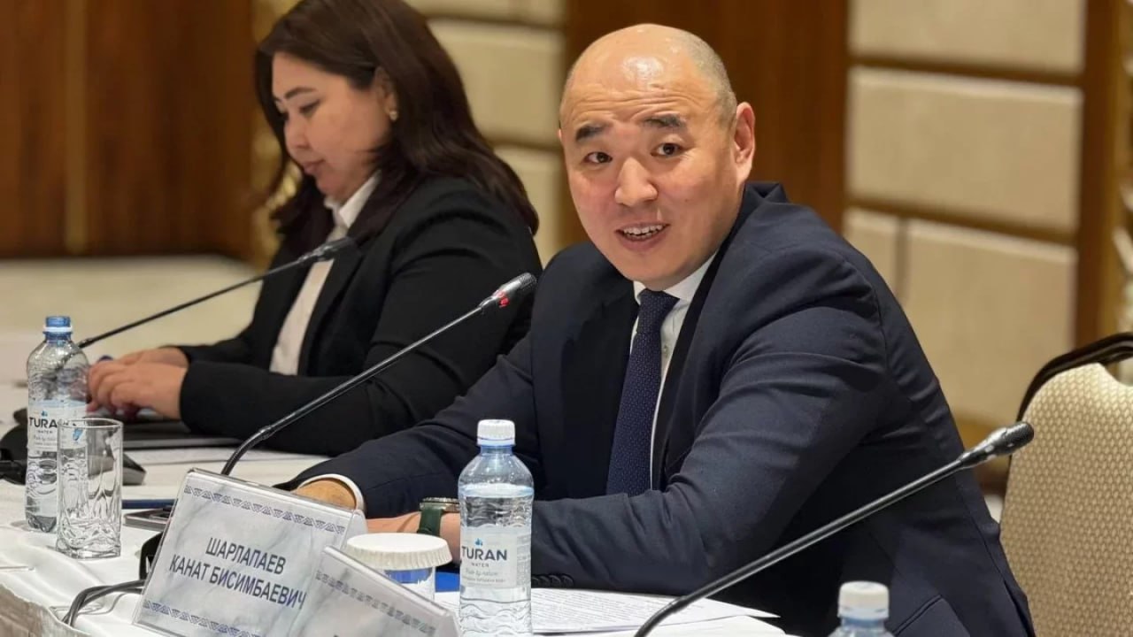 Путь золотого мальчика экс помощник Токаева возглавил палату предпринимателей Атамекен Канат Шарлапаев возглавил НПП Атамекен На XIII съезде организации прошедшем 23 января его избрали новым председателем президиума Он сменил Раимбека Баталова возглавлявшего организацию с 2022 го Шарлапаев напомним экс министр промышленности Когда его назначали министром позиционировали как образцового кандаса этнического казаха который искал себя за рубежом а нашёл на исторической родине Сам Шарлапаев долго работавший в Лондоне поддерживал этот имидж золотого мальчика но в конце концов стал жертвой скандала вокруг утильсбора Подробнее об этом мы писали здесь читайте по клику С 2023 года занимал пост помощника президента по экономическим вопросам но в сентябре 2025 го Шарлапаева освободили от этой должности Вскоре после этого его исключили из состава совета директоров Самрука Другие детали есть в публикациях выше Фото Орда t me orda kz