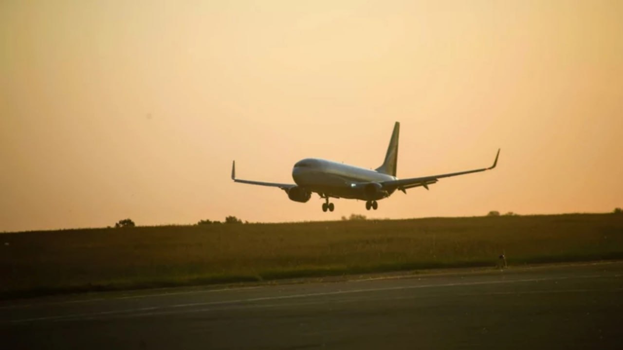 Десять пассажиров S7 Airlines не смогли вылететь из Сочи в Новосибирск из за овербукинга Авиакомпания S7 Airlines вновь оказалась в центре скандала из за овербукинга Как сообщили в Западно Сибирской транспортной прокуратуре перевозчик отказал в перелете десяти пассажирам рейса из Сочи в Новосибирск несмотря на то что у всех на руках были действительные билеты Инцидент произошел еще в августе людям просто сообщили что в салоне больше нет мест В результате компания действующая под брендом Сибирь получила очередной административный штраф в размере 30 тысяч рублей Однако штрафы не останавливают перевозчика S7 продолжает практику овербукинга то есть продажу билетов сверх количества посадочных мест пользуясь пробелами в законодательстве Ранее 15 сентября в новосибирском аэропорту Толмачево разгорелся скандал вокруг рейса S7 5003 Новосибирск Санкт Петербург Из за овербукинга на борт не смогли попасть около 30 человек   Что такое овербукинг подробно рассказывали здесь Фото amic ru Подписаться на amic ru   Мы в Max