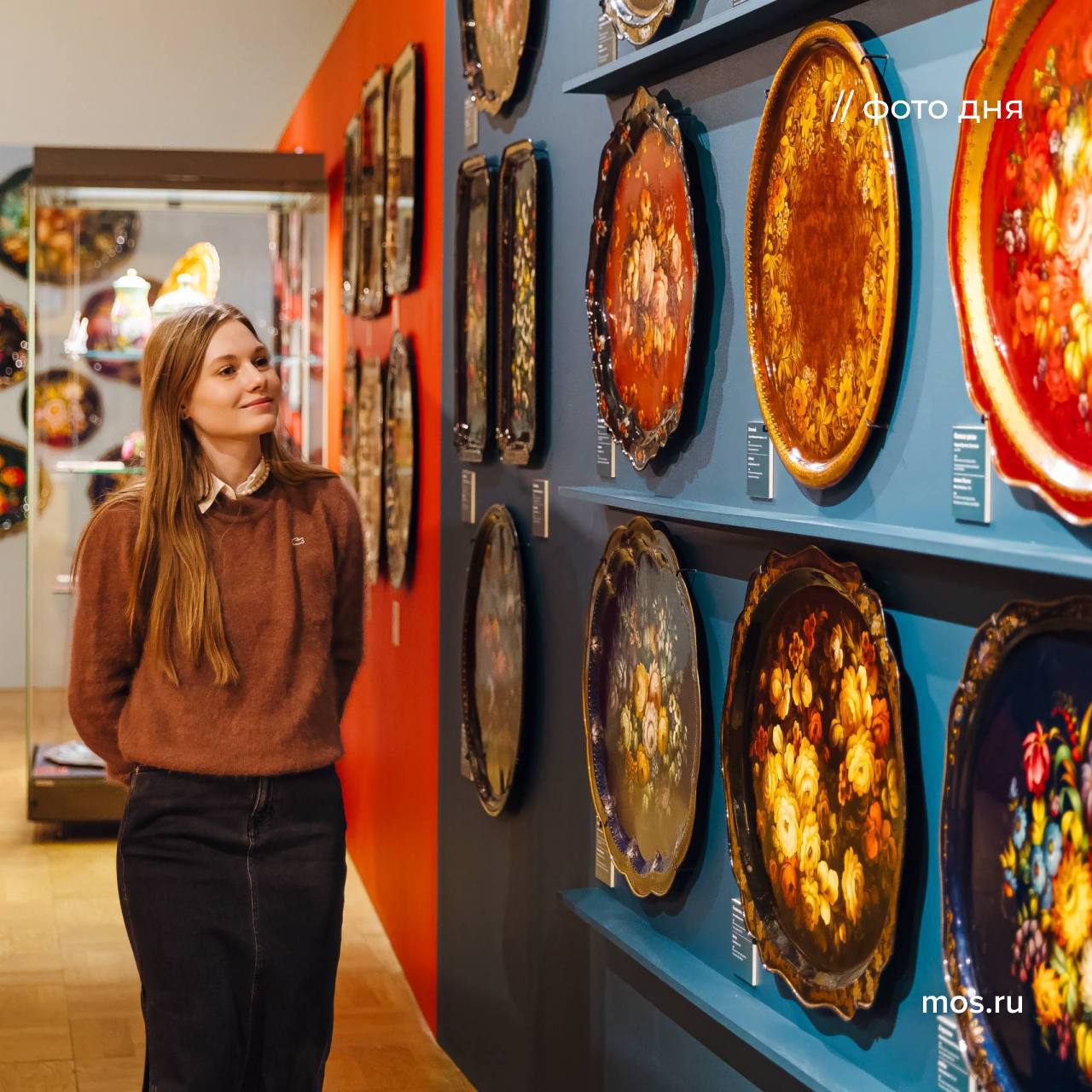 В музее заповеднике Царицыно проходит выставка Жостово Вызывающе красиво Здесь представлено более 300 экспонатов от редких изделий XIX века до современных авторских работ До 15 февраля 2026 года Для посещения необходимо приобрести билет Москва в объективе