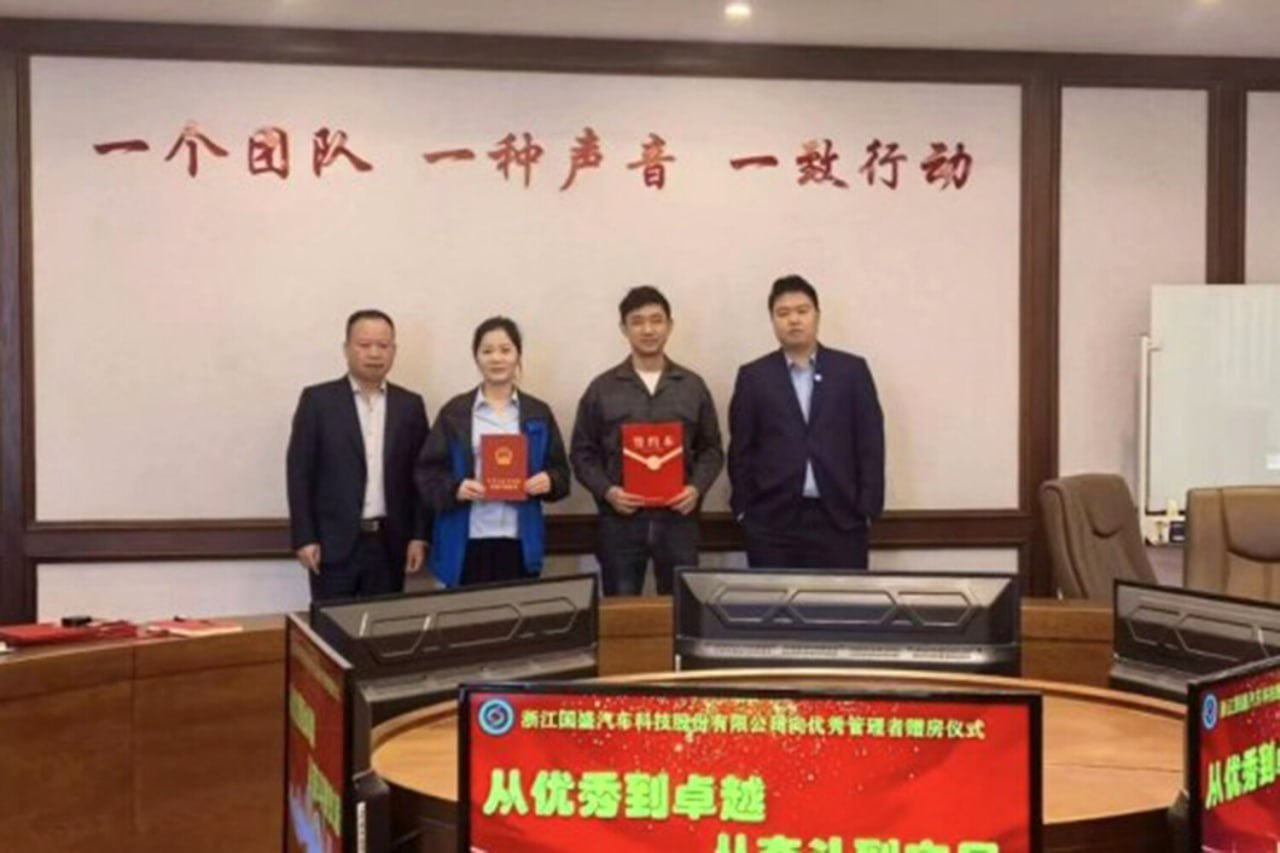 Компания в Китае дарит квартиры сотрудникам за 5 лет работы Руководитель Zhejiang Guosheng Automobile Co Ltd считает что это отличный способ борьбы с текучкой кадров Компания приобрела 18 квартир рядом с производством около двух лет назад когда цены на жилье были ниже На покупку было потрачено более 1 4 млн Экономика на ночь