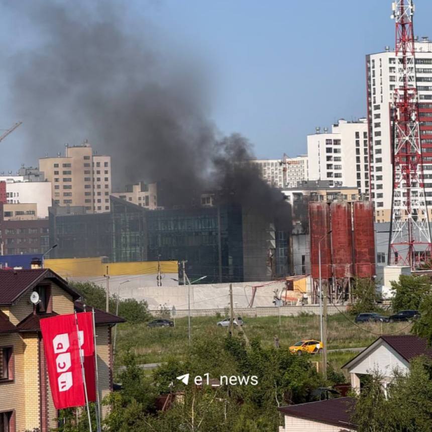 Пожар охватил бизнес-центр на Широкой Речке в Екатеринбурге На улице Суходольской, 197 вспыхнул пожар в пятиэтажном бизнес-центре. Огонь охватил входную группу, кровлю здания и крышу склада. Общая площадь пожара достигла 150 квадратных метров. Жители района сообщают о густом, едком запахе гари. Фото: E1.RU Новости Екб тут
