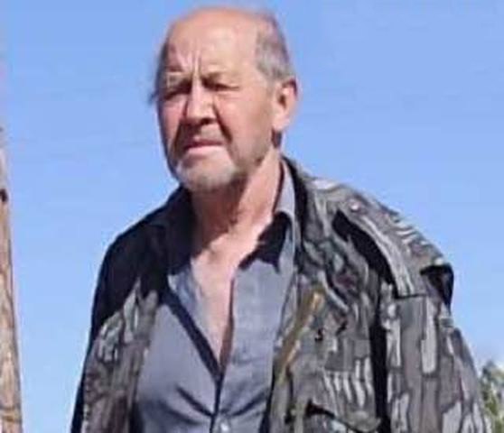 В Бурятии нашли останки украинского учёного, пропавшего 16 лет назад 73-летний доктор технических наук Анатолий Новиков приехал в Бурятию 22 июня 2009 года. Учёный представлял Винницкий национальный технический университет и планировал выступить на семинаре. При этом, как утверждают газеты того периода, у Новикова не было официального приглашения и в списке участников он не значился. На следующий день Новиков вышел с турбазы «Энхалук» на прогулку и бесследно исчез. Мужчину искали сотрудники МЧС, поисковые отряды, водная милиция и даже специально обученные собаки, но всё напрасно. Безуспешными оказались и попытки дочери Новикова, приехавшей из Украины. Разобраться в загадочном исчезновении учёного не удалось ни в 2009 году, ни в дальнейшем. В 2019 году поиски были официально прекращены, но это был ещё не конец. Спустя несколько лет местные внезапно обнаружили человеческие останки в лесу недалеко от села Новый Энхалук. Полиция проверила находку и выяснила, что телефон рядом с останками принадлежал пропавшему Новикову — совпал IMEI. Также рядом с телом лежали вставные челюсти и несколько украинских монет. Летом 2002 года в Восточной Сибири пропал ещё один украинский учёный — сотрудник Украинского центра экологии Алексей Турута, прибывший на Байкал изучать местную флору.