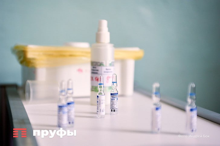 В новогоднюю ночь экстренные службы Башкирии работали в усиленном режиме По оперативным данным которые привел министр здравоохранения республики Айрат Рахматуллин на дежурстве в этот период находилось 330 бригад скорой медицинской помощи За праздничную ночь диспетчеры зафиксировали более 1200 обращений от жителей Наиболее частыми причинами вызовов согласно отчету ведомства стали жалобы на острые сердечные нарушения одышку и различные травмы Отдельно глава Минздрава прокомментировал ситуацию с детскими травмами В травмпункт РДКБ обратились 4 ребенка Двое с травмами вследствие падений один с травмой полученной при катании с горки и еще один пациент с бытовой травмой Всех после оказания медпомощи отпустили домой Они будут лечиться амбулаторно сообщил Айрат Рахматуллин Таким образом все несовершеннолетние пациенты получившие помощь были отпущены для дальнейшего лечения в домашних условиях Обратная связь Подписаться Подписаться в Max