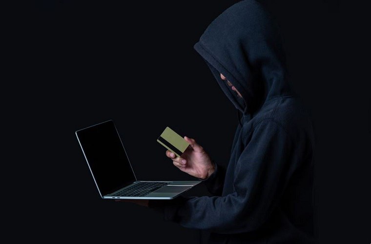 Четверо подростков из Томска оформили более 100 займов на жителей других регионов. Подростки познакомились осенью 2024 года, разработали криминальную схему хищения денежных средств и в феврале 2025-го приступили к ее реализации. По предварительным данным полиции, фигуранты скупали телефонные абонентские номера и проверяли их с помощью компьютерных программ. Если номер был привязан к каким-либо банкам или иным сервисам, они похищали персональные данные бывшего владельца и оформляли микрозаймы от его лица. Взятые взаймы средства поступали на банковские карты несовершеннолетних. Прибыль юноши делили между собой. Подробнее – на Бабре #томск