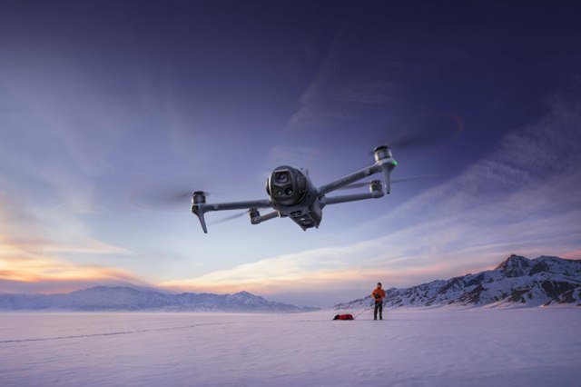 DJI представила свой лучший потребительский дрон Mavic 4 Pro с тройной камерой и ценой от €2099 DJI официально анонсировала беспилотный летательный аппарат Mavic 4 Pro, отличающийся передовыми возможностями и техническими характеристиками: вращающимся на 360° подвесом, 51 минутой автономной работы и основной 100-мегапиксельной камерой с поддержкой видеосъёмки в разрешении 6K при 60 кадрах в секунду и HDR. Одновременно с этим компания отказалась от продаж модели в США из-за пошлин и претензий местных властей. Помимо основной 100-мегапиксельной камеры, дрон оснащён камерой с 1/1,3-дюймовым 48-мегапиксельным сенсором, 70-мм средним телеобъективом с 2,5-кратным зумом и диафрагмой f/2,8, а также камерой со 168-мм телеобъективом шестикратный зум и 1/1,5-дюймовым 50-мегапиксельным сенсором.