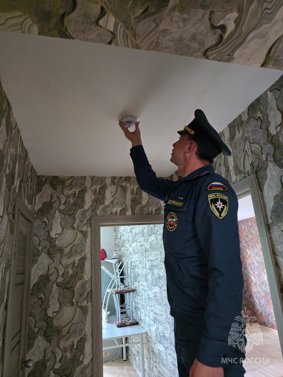 Инспекторы государственного пожарного надзора активно участвуют в акции «35 добрых дел». В Долинске специалисты МЧС России установили автономные пожарные извещатели в многодетных семьях и семьях, находящихся в трудной жизненной ситуации. Теперь эти устройства будут постоянно защищать жильцов, мгновенно реагируя на дым. Работа инспекторов не ограничивается установкой оборудования. В Долинске и Южно-Сахалинске они провели профилактические беседы с жителями, в ходе которых объяснили основные правила пожарной безопасности, рассказали о правильных действиях при пожаре и наиболее частых причинах возгораний. Всем участникам вручили памятки с важной информацией — пошаговыми инструкциями по действиям в опасной ситуации и номерами экстренных служб. Эти материалы служат практическим руководством в чрезвычайных обстоятельствах, помогая избежать паники и действовать оперативно.