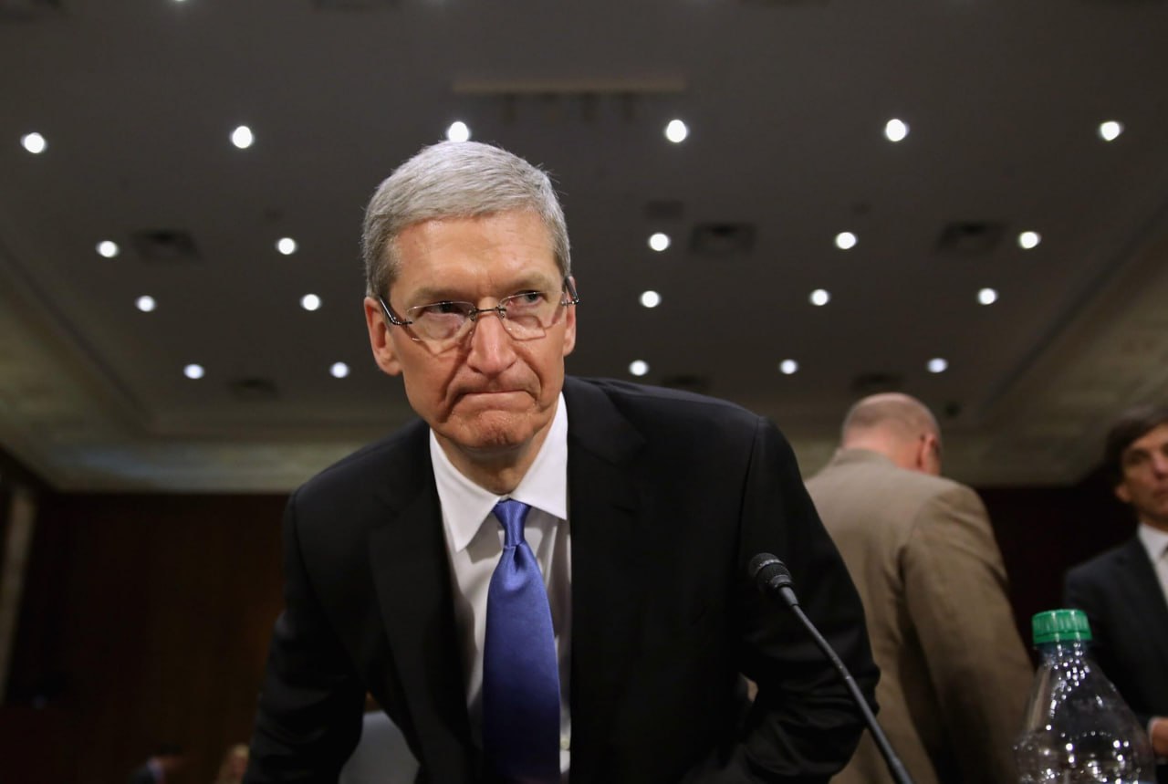 Apple ответит в суде за пиратство ради ИИ Компании предстоит ответить в суде авторы книг обвиняют её в нарушении авторских прав По их словам Apple использовала их произведения для обучения ИИ модели без согласия правообладателей Два писателя Грейди Хендрикс и Дженнифер Роберсон утверждают что Applebot скрапер компании имел доступ к пиратским теневым библиотекам На OpenAI подали уже несколько таких исков включая иск газеты The New York Times Anthropic создавшая ИИ чат бот Claude недавно согласилась выплатить 1 5 млрд для урегулирования коллективного иска о пиратстве поданного авторами Мой Компьютер