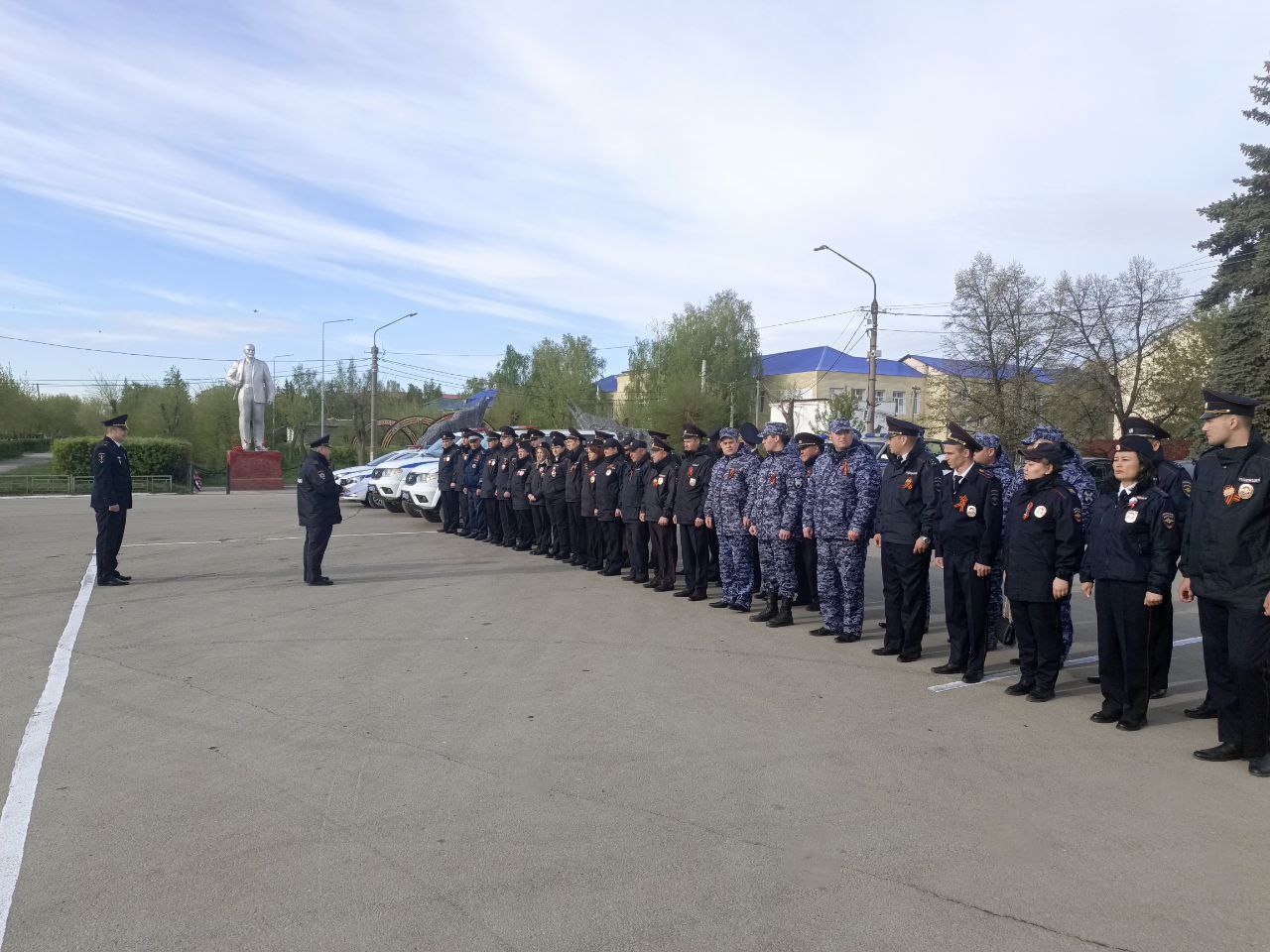Тысяча полицейских обеспечивает безопасность южноуральцев на первомайских мероприятиях  В Челябинской области сегодня проходят культурно-массовые и спортивные мероприятия, посвященные празднику Весны и Труда.   Самые масштабные проводятся в областном центре: эстафета и праздничный концерт. Участниками и гостями торжеств и состязаний станут десятки тысяч южноуральцев и гостей региона.   Безопасность граждан на мероприятиях обеспечивают около тысячи сотрудников органов внутренних дел Челябинской области вместе с коллегами из Росгвардии, участниками добровольных народных дружин, общественниками, работниками частных охранных предприятий.