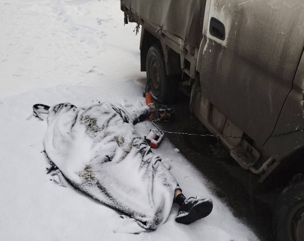 Тело мужчины нашли на улице в Новосибирске  Инцидент произошел в Дзержинском районе. Горожане рассказали, что нашли тело мужчины на улице Фрунзе. Случилось это у дома №65 утром 11 ноября.  Детали неизвестны, но, предположительно, мужчина подкачивал колесо у автомобиля. Вероятно, в этот момент его настигла смерть.  "В полицию поступало сообщение, что у дома по улице Фрунзе обнаружено тело мужчины. Сотрудники полиции на место выезжали. Причина смерти будет установлена в результате экспертизы.  Дополнительно сообщаем, что мужчина находился возле автомобиля и ему внезапно стало плохо", - прокомментировали в пресс-службе ГУ МВД по Новосибирской области.