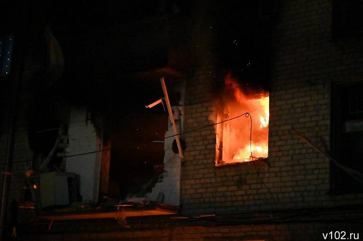 В Волгограде этой ночью пожарные расчеты боролись с огнем в 4 этажном доме в Кировском районе В результате происшествия один человек погиб и один пострадал сообщили V102 RU в ГУ МЧС России по Волгоградской области Сообщение о пожаре в жилом доме поступило на пульт оперативного диспетчера пожарно спасательной службы в 00 03 В одной из комнат жилого 4 этажного дома горели домашние вещи на площади 15 кв м Пожарные подразделения 5 й пожарно спасательной части ликвидировали горение в 00 40 сообщили в ГУ МЧС России по региону В результате ЧП погиб мужчина 1961 года рождения Пострадала женщина которую с места происшествия увезли в больницу По предварительным данным возгорание произошло из за неисправности электрооборудования