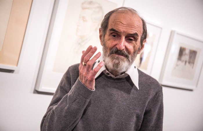 Умер художник Эрик Булатов сообщили Интерфаксу в пресс службе Российской академии художеств Ему было 92 года Булатова считают основателем нескольких новых стилей в мировом искусстве Его работы дали начало жанрам русского поп арта фотореализма соц арта и московского концептуализма В 1970 х он создал первые картины конструкции сочетавшие пространство классического пейзажа с плакатными или текстовыми вставками Среди его произведений Горизонт Слава КПСС Вверх вниз и другие Фото URA RU ТАСС interfaxonline