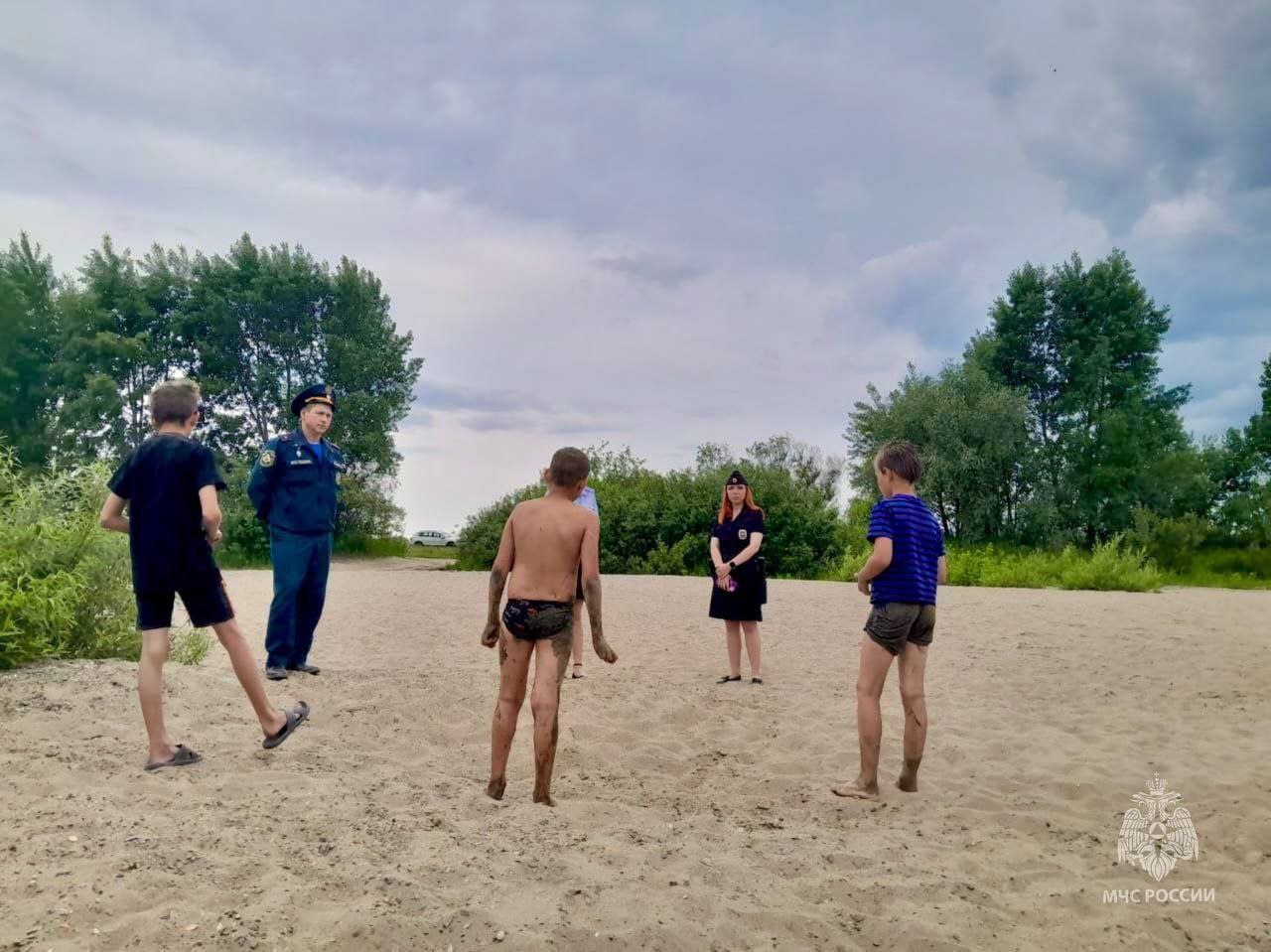 За купание детей в запрещённых местах оштрафовали родителей. Так, сейчас 354 сотрудника полиции и МЧС проводят рейды по предотвращению несчастных случаев на воде. Они обследуют водоемы, где купание запрещено. Были замечены дети в таких водоёмах без взрослых, поэтому правоохранители провели беседы с их родителями и составили протоколы. Подписаться Прислать новость