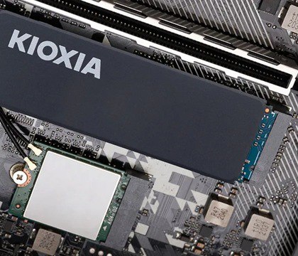 Время когда SSD объемом 1 ТБ можно было приобрести всего за 45 долларов ушло в прошлое KIOXIA В компании предупреждают о грядущем 30 процентном удорожании твердотельных накопителей Эпоха доступных SSD накопителей завершилась а производители вступают в цикл многолетнего роста из за повышенного спроса со стороны ИИ сектора Об этом заявил старший руководитель японской корпорации KIOXIA Шунсуке Накато во время визита в Южную Корею