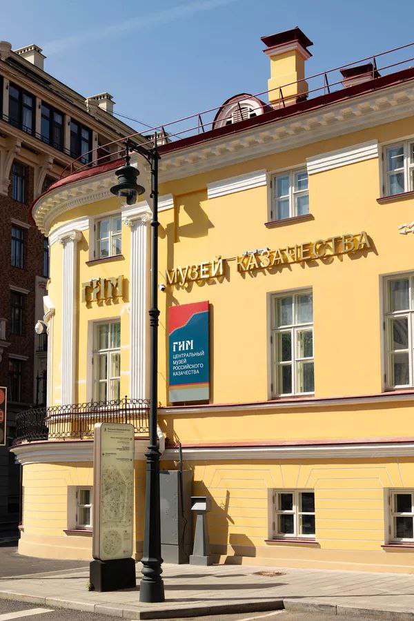 Новости прессы В Москве открылся Центральный музей российского казачества Уникальные экспонаты: портрет Степана Разина, макеты казачьих хат, штандарты полков и архивные фото XIX века. Интерактив: VR-сражения, сборка оружия, лазерный тир и лекции в многофункциональном зале. Особый акцент — культура и вера казаков, без которых невозможно их становление. Гости музея смогут погрузиться в сражения Первой мировой войны с помощью VR-очков, попробовать свои силы в сборке оружия разных периодов и пострелять в лазерном тире. А в многофункциональном видеозале будут проходить лекции, концерты и вечерки. kazachestvo.ru