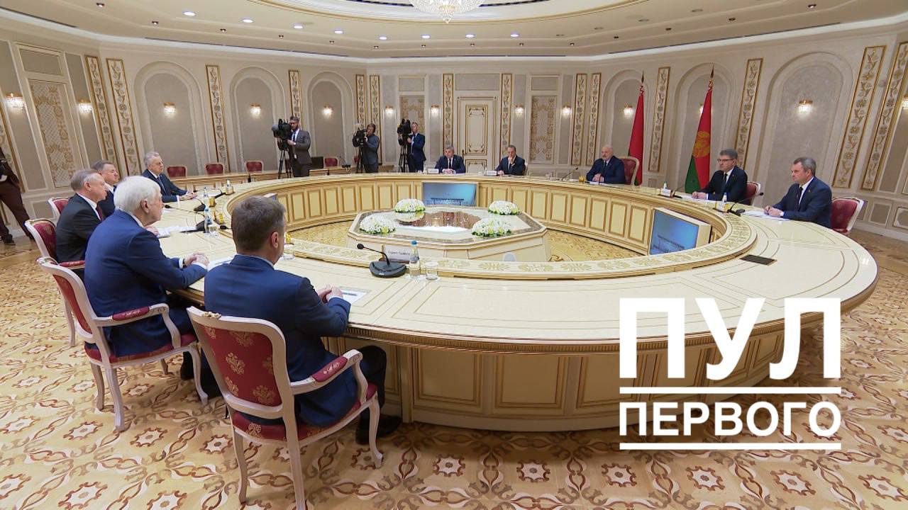 Беларусь в текущем году планирует перевезти через питерский порт Бронка около 7 млн тонн грузов, об этом заявил Александр Лукашенко. Мы перевезем в этом году через этот порт около 7 млн тонн разных грузов. И сыпучих грузов, и нефтепродуктов. Будем грузить все. Будем развивать этот порт, — сказал глава государства. — Мы планируем 7 миллионов тонн - это совсем немного для нас еще и в Мурманск выйти. Это резервное такое место, но там надо строить этот порт, и на это уйдет немало лет. Поэтому для нас это порт в Санкт-Петербурге основная дорога в мир для нашей продукции. Подпишись — Минская правда MLYN.by