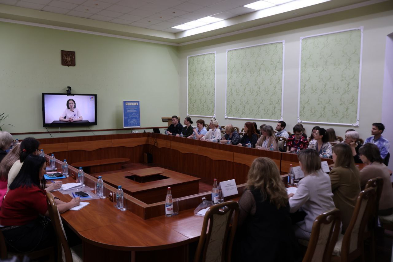 В Научном центре Российской академии образования на базе Азовского педагогического состоялась Всероссийская научно-практическая конференция  с международным участием  «Развитие личностных ресурсов психологической безопасности обучающихся в исторических регионах».   В ней участвовали представители дружественных государств, а также более 130 участников профессионального сообщества психологов и педагогов из 13 регионов страны.   Представители научных центров РАО, ученые ведущих научных школ и педагоги-психологи обсудили вопросы оказания экстренной и кризисной помощи обучающимся, пережившим экстремальные ситуации и травматические события, психологическое сопровождение адаптации обучающихся в условиях Специальной военной операции, личностно-профессионального развития педагогов инклюзивного образования.   Также на пленарном заседании представили результаты исследований научных коллективов в рамках государственных заданий Министерства Просвещения Российской Федерации на 2025 год.  #заксобр_зо  #АГПУ #ПЕДВУЗРФ #Ректор #РАО