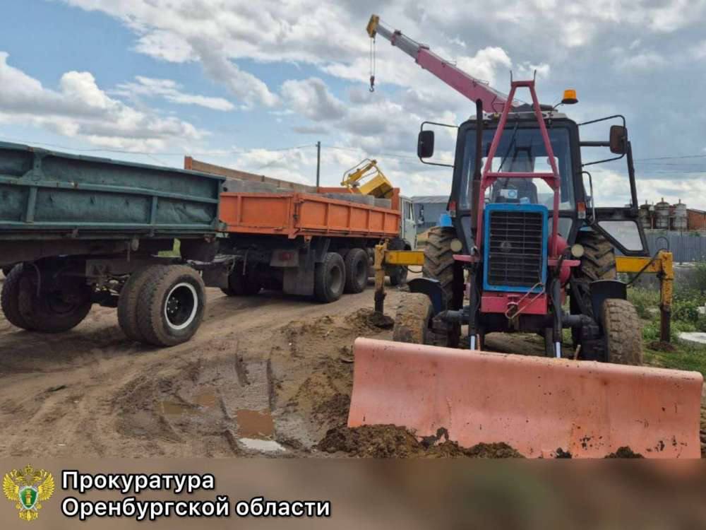 В Ташлинском районе сотрудник предприятия пострадал из за нарушений охраны труда дело направлено в суд Про Криминал 56 летний руководитель автотранспортного участка муниципального предприятия предстанет перед судом за нарушение правил безопасности при производстве работ приведшее к тяжким травмам рабочего Прокурор Ташлинского района утвердил обвинительное заключение по уголовному делу в отношении мудчины Ему вменяют нарушение правил безопасности при ведении работ что по неосторожности привело к тяжкому вреду здоровью Следствие установило что руководитель обязан был обеспечивать соблюдение требований охраны труда контролировать монтаж оборудования и допуск работников к управлению спецтехникой Однако в июне этого года он допустил к погрузке железобетонных колец с использованием крана манипулятора двух сотрудников которые не прошли обязательное обучение и не имели допуска к таким работам Из за нарушений безопасности произошел инцидент с крана упала люлька и серьезно травмировала одного из работников Ему был причинен тяжкий вред здоровью Уголовное дело направлено в Ташлинский районный суд ПОДПИСЫВАЙТЕСЬ НА НАС В МАХ oren4oren