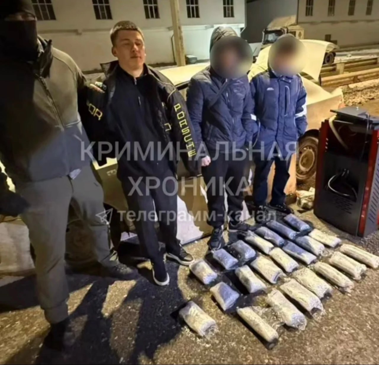 Житель Татарстана пытался реализовать в Дагестане 32 кг синтетического наркотика Полицейскими в пригороде Махачкалы задержан 21 летний житель Республики Татарстан подозреваемый в распространении наркотиков в особо крупном размере По информации МВД Дагестана при проверке автомашины Volkswagen Polo на которой передвигался задержанный полицейские обнаружили оборудование для СТО внутри которого было спрятано большое количество полиэтиленовых свертков с наркотическим веществом мефедрон весом 32 28 кг По имеющейся информации наркотики перевозились с целью дальнейшего сбыта через Интернет путем закладок