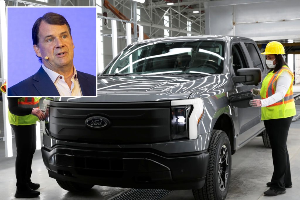 Ford может полностью прекратить производство F 150 Lightning Daily Mail Компания Ford Motor рассматривает полную отмену производства F 150 Lightning электрической версии своего бестселлера после накопления убытков в размере около 13 млрд на электромобилях с 2023 года Запущенный в 2021 году F 150 Lightning позиционировался гендиректором Джимом Фарли как смартфон который может буксировать На пикапе даже прокатился Джо Байден назвав его чертовски быстрым Однако ажиотаж утих В октябре этого года было продано всего 1 500 Lightning Для сравнения за этот же месяц продажи версии с бензиновым двигателем составили 66 000 В настоящее время производство F 150 Lightning на заводе в Мичигане приостановлено из за дефицита алюминия и теперь Ford оценивает стоит ли возобновлять производство этой модели поскольку компания переключается на выпуск более компактных и дешевых электромобилей бизнес технологии Больше новостей США здесь Подписывайся news about USA