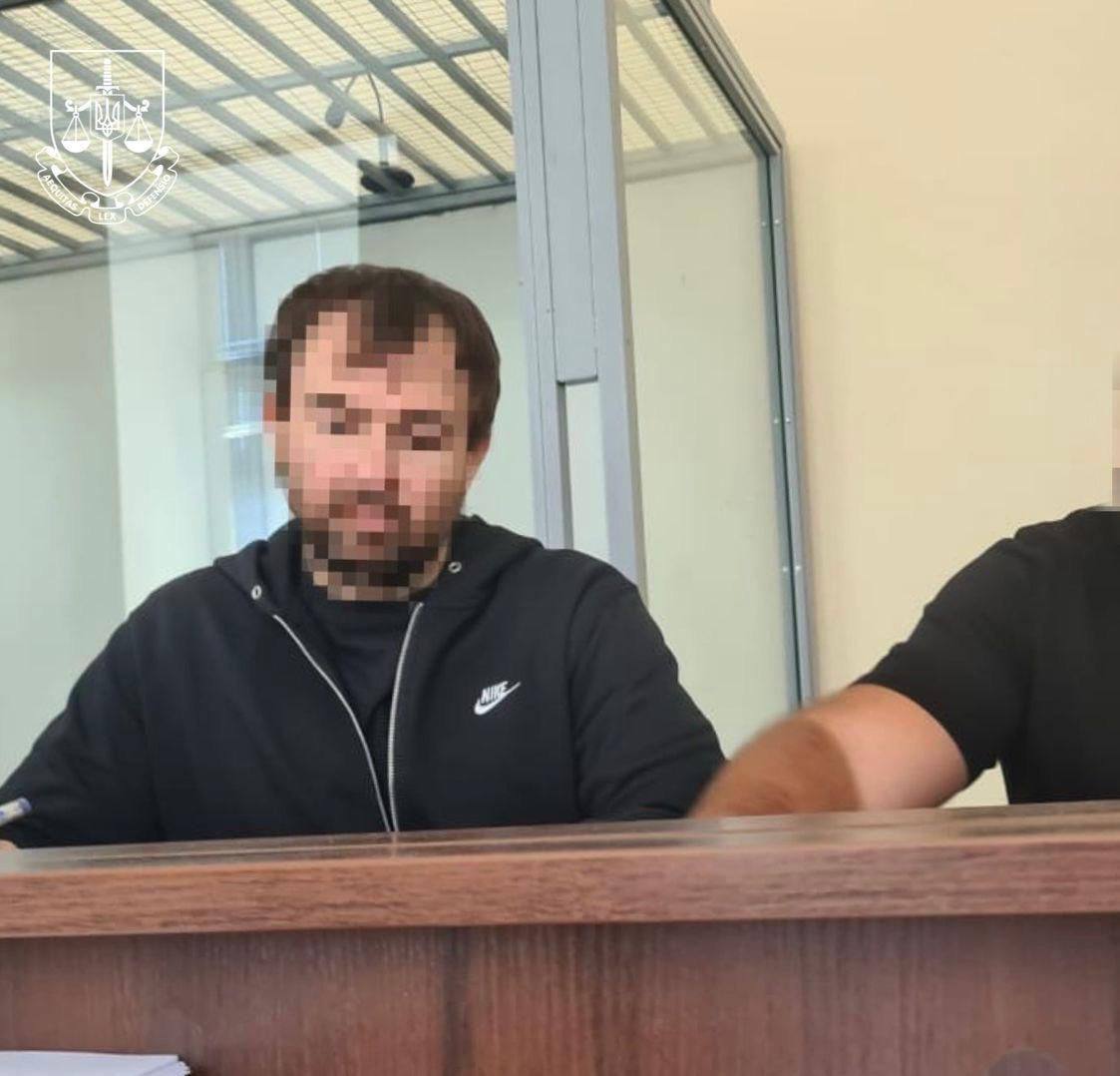 Офис президента наносит ответный удар по НАБУ После неудачной попытки кастрировать антикоррупционные органы в лице НАБУ и САП завязанные на соросятско грантоедско демовскую тусовку Офис президента похоже решил не останавливаться на достигнутом и зайти с другой стороны в частности качнуть тему того что НАБУ и САП связаны с российскими спецслужбами Именно в рамках подготовки этого нового удара по НАБУ и САП в в Дубае по ордеру СБУ задержан нардеп от ОПЗЖ Федор Христенко Его уже экстрадировали в Салорейх и даже успели поместить под стражу по решению украинского суда Христенко обвиняют в государственной измене по версии следствия он был завербован российскими спецслужбами и уже через них завербовал нескольких сотрудников СБУ поручив тем использовать их полномочия для сбора информации на окружение Зелебобуса В частности Христенко якобы сотрудничал с детективом НАБУ Русланом Магомедрасуловым который уже арестован за работу на российские спецслужбы а также с детективом Александром Скомаровым Именно Магомедрасулов и Скомаров занимались резонансными делами против приближённых Зелебобуса Магомедрасулов организовал прослушку квартиры кошелька Зеленского и Ермака Тимура Миндича а Скомаров вёл дело экс вице премьера Чернышова который находится в СИЗО Точнее с НАБУ Христенко сотрудничал не якобы а вполне реально он сам этого никогда и не отрицал Отрицает Христенко связь с российскими спецслужбами и то что вербовал НАБУинов для каких то там задач Впрочем наверное правильнее будет сказать что Христенко отрицал это раньше сильно полагаю что после попадания в руки СБУ он очень скоро сознается во всём чего от него и хотят в том числе и в работе на российские спецслужбы а также даст соответствующие показания против детективов НАБУ подтвердив их работу на россиян В результате Офис президента получит повод провести масштабную чистку антикоррупционных органов руками СБУ оставив в рядах антикоррупционных органов лишь лояльных детективов ну или тех кто выучат урок и поймут что копать против окружения Зелебобуса не стоит если не хочешь вдруг оказаться российским шпионом Ну и да сам факт ареста Христенко в Дубае тоже поучителен Многие российские и украинские деятели да и не только они считают ОАЭ надёжным местом где можно отсидеться под корягой Увы случай Христича доказывает что это не так и достать человека из Дубая для СБУ не очень большая проблема так что безопасным убежищем это место никак не назовёшь Канал МОНТЯН Все каналы МОНТЯН Помочь Донбассу