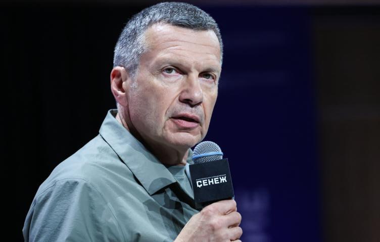 Суд обвиняемые хотели убить Соловьёва отравленной пиццей Фигуранты дела о покушении на Владимира Соловьёва обсуждали план перехватить его заказ в Яндекс Еде и подсунуть отравленную пиццу На аудиозаписи которую суд сегодня огласил подозреваемый Андрей Пронский рассказывает соучастникам как это могло бы выглядеть Параллельно обсуждалась и другая схема нанести яд на руль и в салон автомобиля В итоге от токсикологических изысканий отказались как от слишком ненадёжных и перешли к идее подрыва машины Выглядит слишком смешно чтобы быть правдой Но в нашем мире уже ничего не удивит Например что вся эта операция плод фантазий сценариста из ФСБ