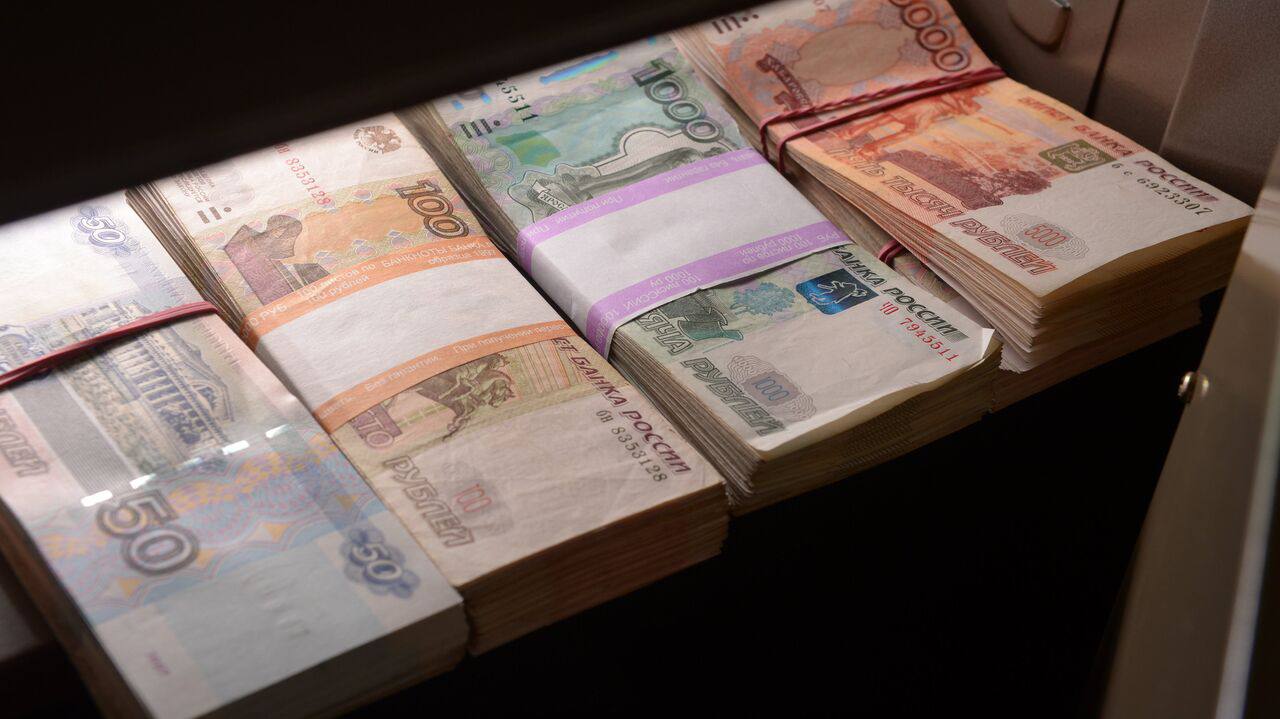 Самые большие зарплаты в России зафиксированы на Чукотке в Ямало Ненецком автономном округе и в Москве По данным ЕМИСС средняя зарплата в столице около 161 тысячи рублей На Чукотке этот показатель достигает 193 тысяч а в ЯНАО 173 тысяч Более 100 тысяч рублей зарабатывают также жители Подмосковья Санкт Петербурга Мурманской области Якутии и регионов Дальнего Востока Среднемесячная зарплата рассчитывается до вычета налогов с учётом премий и включает весь диапазон доходов от минимальных до самых высоких Москва 2025