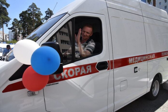 Для скорой медицинской помощи региона закупили 20 новых автомобилей. Всего за последние три года на Среднем Урале заменили порядка 150 таких машин на новые, в дальнейшем работа по обновлению автопарка будет продолжена Ключи от специализированного транспорта представителям областных медицинских учреждений по поручению главы региона передала заместитель губернатора — министр здравоохранения Свердловской области Татьяна Савинова. Уже сегодня технику получат медики в Верхней Салде, Ивделе, Кировграде, Нижней Салде, Новой Ляле, Пышме, Реже, Серове, Сухом Логу, Тавде, Талице, Алапаевске и Екатеринбурге. А в Байкаловскую центральную районную больницу и Серовскую городскую больницу, учитывая пожелания врачей, передали машины с полным приводом. Борис Ярков, «Областная газета» Подписаться на «ОГ» Прислать новость Поддержать канал
