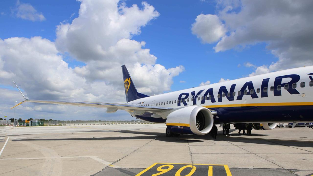 Ryanair с 12 ноября полностью переходит на цифровые посадочные талоны во всех аэропортах кроме направлений в Марокко Албанию и ещё ряда стран без нужной инфраструктуры Талоны будут доступны в приложении myRyanair но при необходимости их выдадут бесплатно и в бумажном виде Компания рассчитывает сэкономить до 300 тонн бумаги в год ускорить посадку и усилить контроль ручной клади tipical vizovik