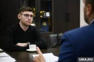 Представители КПРФ, «Новые люди», ЛДПР и СЗРП обратились к органам власти с призывом проверить действия силовиков в отношении Дениса Аллаярова, которые, по мнению представителей этих партий, выглядят как минимум «чрезмерными». Редактор несправедливо получил самую суровую меру пресечения — два месяца СИЗО по делу о взятке в 20 тысяч рублей своему дяде-полицейскому. При этом доказательств никто не предоставил. А самому дяде, начальнику отдела уголовного розыска ОП 10 по Екатеринбургу Андрею Карпову, в отношении которого ранее было возбуждено другое уголовное дело, избрана мера пресечения в виде домашнего ареста. С просьбой взять на контроль расследование уголовного дела в отношении Дениса Аллаярова и провести проверку законности действий силовиков при обыске в редакции к генпрокурору обратился первый замруководителя фракции «Новые люди» в Госдуме Владислав Даванков. С такой же просьбой к главе Следственного комитета Александру Бастрыкину обратился председатель партии «Справедливая Россия — За правду» Сергей Миронов. Не остался в стороне глава комитета Госдумы по соцполитке Ярослав Нилов, представляющий ЛДПР. Официальное письмо генпрокурору Игорю Краснову после обысков в головном офисе агентства и ареста руководителя свердловской редакции направил и депутат-коммунист Ренат Сулейманов. Напомним, что Аллаяров был задержан 5 июня по обвинению в даче взятки должностному лицу. По версии следствия, он передал 20 тысяч рублей родственнику, работавшему в полиции, за получение сведений о совершенных в регионе преступлениях. 6 июня Ленинский райсуд отправил Дениса в СИЗО на два месяца. При этом адвокат Аллаярова заявляет, что даже если Денис и получал какие-либо сведения, он не платил за них деньги. И потому речь идет не о покупке информации и не о взятках, а о работе журналиста с источниками, которые охраняются законом о СМИ.