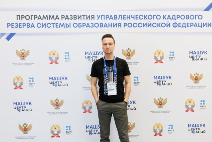 Уроженец Архангельска и выпускник Поморского государственного университета ныне САФУ имени М В Ломоносова Александр Сорокин стал новым министром образования Псковской области Ранее он был директором школы 50 в Соломбале и гимназии 21 в Архангельске Перед назначением в Псковскую область в течение 2025 года Сорокин занимал должность заместителя министра образования Хабаровского края активно участвовал в программах кадрового резерва