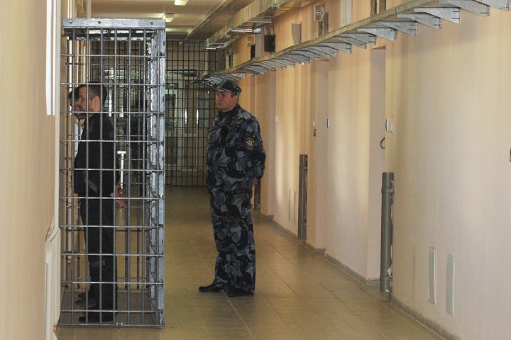 Посчитали его виновным и забили до смерти Двоих мужчин осудили спустя 14 лет после того, как по их вине погиб человек. Они напали на случайного прохожего, думая, что тот имеет отношение к избиению их товарища. После побоев пострадавший несколько дней боролся за жизнь в больнице, но врачи оказались бессильны. Он погиб от травм, полученных при нападении. Подробнее Фото: Борис Кокурин