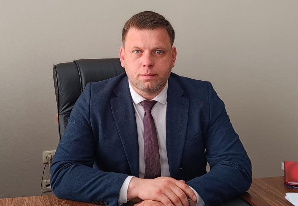 В Красноярске первым заместителем мэра назначен Александр Мацак Первым заместителем главы города, курирующим отрасли жилищно-коммунального хозяйства, градостроительства, муниципального имущества и земельных отношений, назначен Александр Мацак, сообщили Gornovosti в мэрии. Александр Иванович с 5 декабря 2024 года руководил департаментом городского хозяйства и транспорта, до этого возглавлял подведомственное департаменту учреждение – МКУ «Управление дорог, инфраструктуры и благоустройства». Также работал на разных должностях в МП «Специализированное автотранспортное предприятие». Стаж работы в отрасли ЖКХ – 15 лет. Александр Мацак имеет высшее образование, закончил Сибирский федеральный университет. В разное время проходил профессиональную переподготовку, в частности, по программе «Автомобильные дороги». Фото: администрация Красноярска