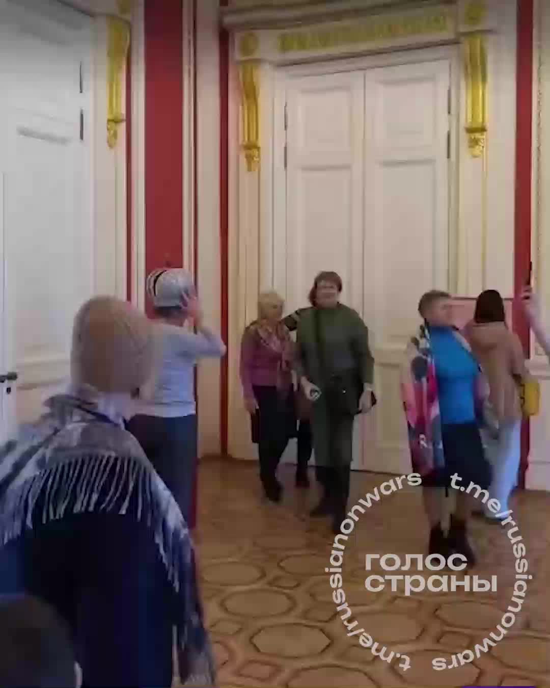 Инцидент с примеркой императорской короны в Петербурге вызвал общественный резонанс