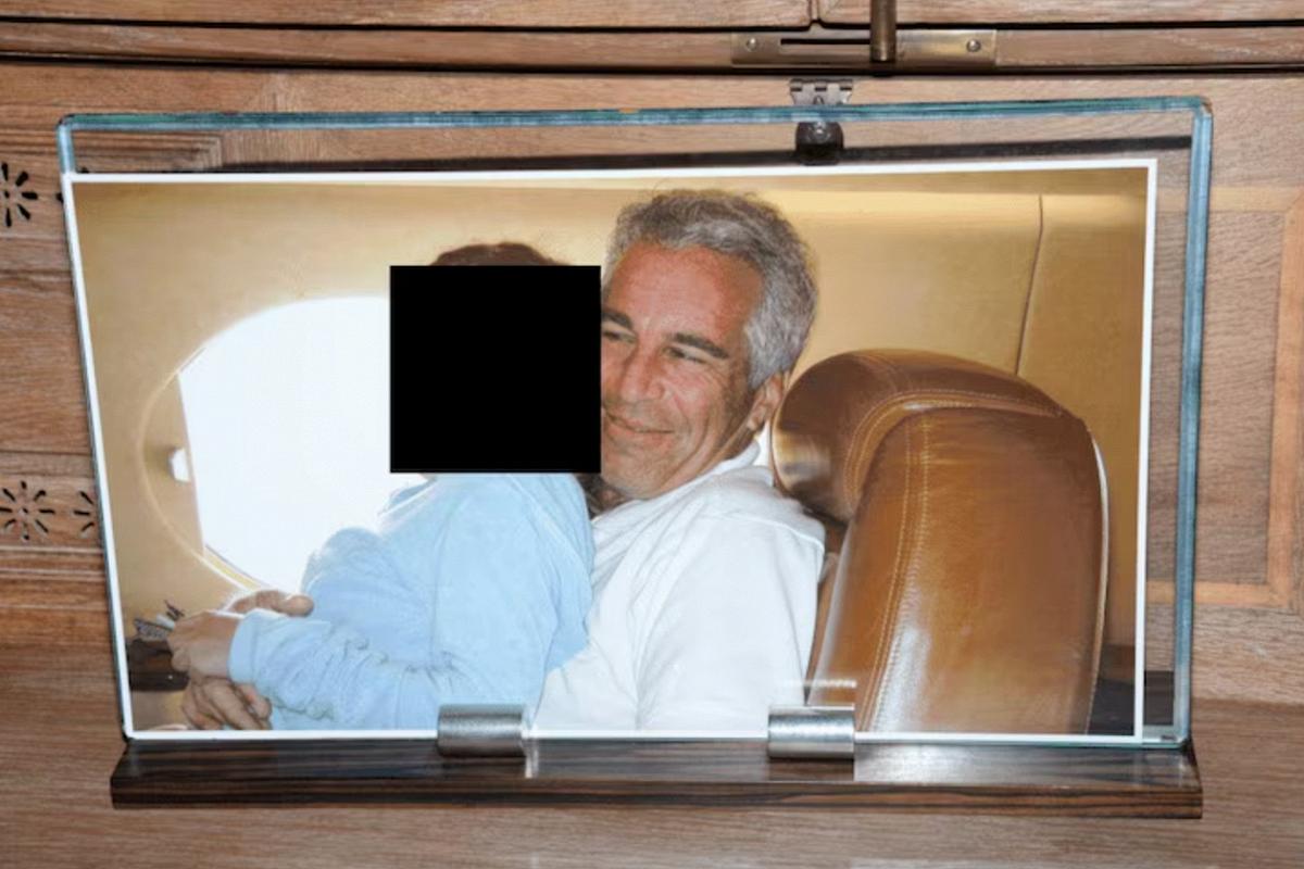 The Telegraph сообщает что Джеффри Эпштейн арендовал 6 складов в разных штатах там он скрывал улики против себя Помещения так и не были обысканы Спрятанные материалы предположительно относятся к периоду до 2009 года Больше новостей в Daily News