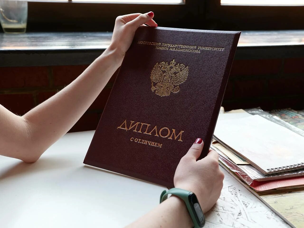 Минобрнауки в рамках реформы образования планирует изменить формулировки в дипломах сообщили в ведомстве Выпускники базового высшего образования в рамках пилотного проекта будут получать дипломы с конкретными квалификациями понятными работодателю Предполагается отказ от фиксации общих формулировок не обозначающих профиль подготовки Подписывайтесь на Бердянск Актуально Всегда актуальные новости