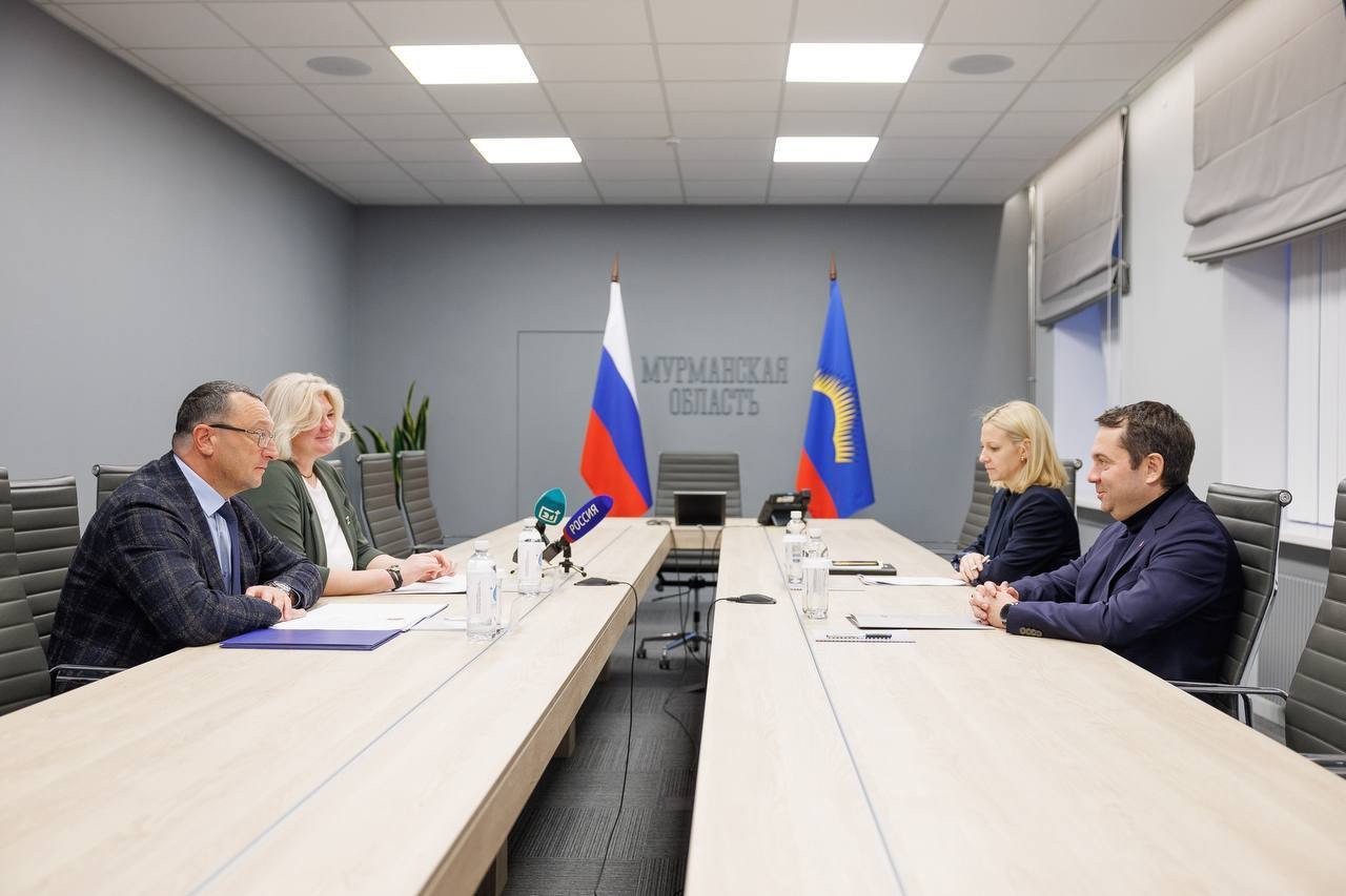 Вести Мурман Аэропорт Мурманск с 1 ноября возглавит Елена Безбородова Мы провели рабочую встречу в которой участвовал и заместитель гендиректора Новапорт Холдинга Александр Корытный Главная тема как мы будем вместе делать аэропорт удобнее комфортнее и современнее рассказал глава региона Андрей Чибис отметив что Елена имеет большой опыт работы в гражданской авиации и теперь она направит свои звания на развитие главной воздушной гавани Заполярья Губернатор поставил новой команде задачу повысить качество обслуживания и сделать аэропорт максимально удобным и современным Все самые важные новости Telegram подробнее на канале Вести Мурман