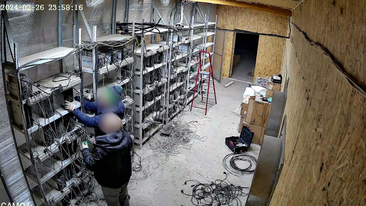 Оперативники экономической безопасности краевой полиции выявили факты хищения электроэнергии для майнинга и получения взятки за оказание покровительства добытчикам криптовалюты В ходе оперативно-розыскных мероприятий сотрудниками 9 отдела УЭБиПК ГУ МВД России по Красноярскому краю установлено, что житель Сосновоборска 1981 года рождения, являющийся администратором продовольственной базы, установил там стороннюю конструкцию электросчётчика. В результате электроэнергия, потребляемая арендаторами помещения, на сумму более 9 миллионов рублей была использована без соответствующего учета для майнинга цифровой валюты. Кроме того, полицейские выяснили, что житель Березовского района 1989 года рождения, работая в должности мастера участка филиала энергетической компании, получил от третьих лиц взятку в размере 420 тысяч рублей за неполный учет потребленной электроэнергии на другой продовольственной базе и сокрытие этих фактов от контролирующих органов. Следственными органами в отношении подозреваемых возбуждены уголовные дела по ч. 4 ст. 159 УК РФ, а также по п. «в» ч. 5 ст. 290 УК РФ. В настоящее время оба фигуранта задержаны в порядке ст. 91 УПК РФ. Кроме того, полицейские располагают оперативной информацией о совершении злоумышленниками аналогичных противоправных деяний. Работа в данном направлении продолжается. ГУ МВД России по Красноярскому краю
