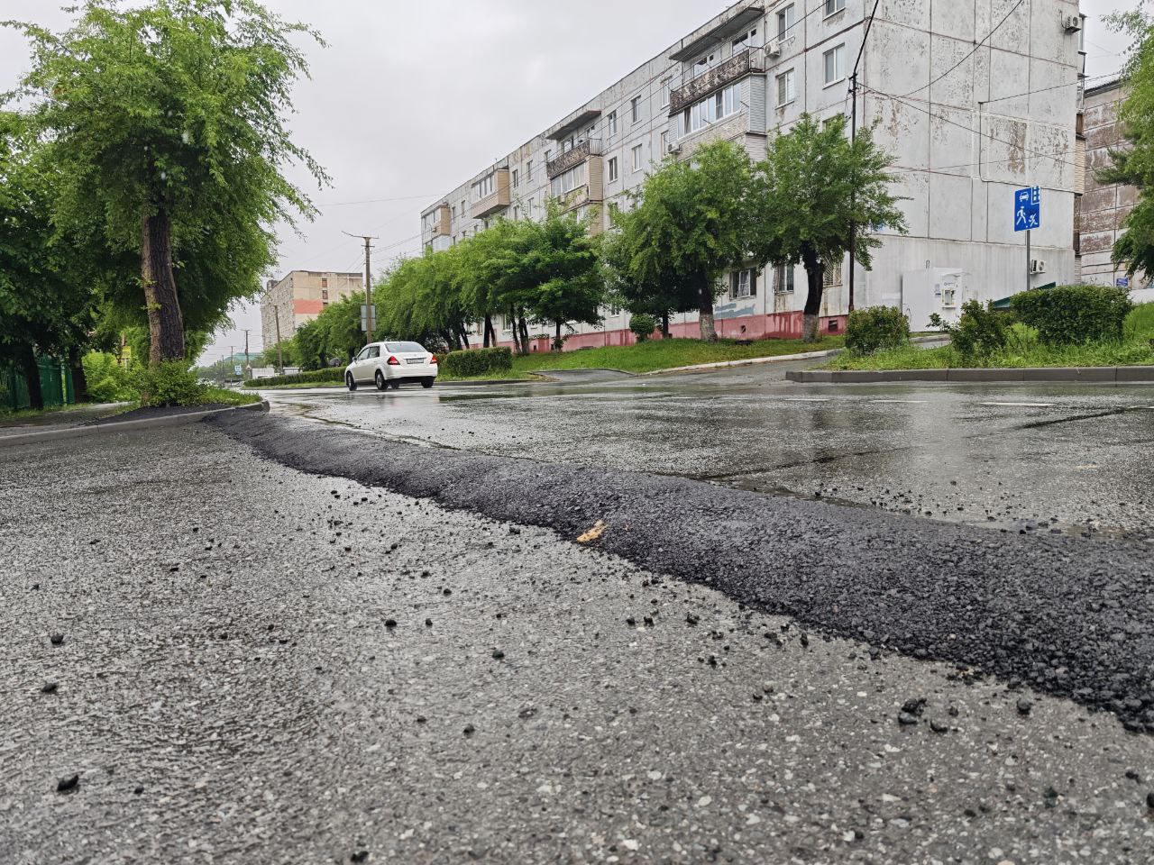 ⏺ Незаконный "лежачий полицейский" на улице Ульяновской в Артёме будет демонтирован Как сообщили в администрации АГО, данный барьер был установлен самовольно третьими лицами, в нарушение требований безопасности дорожного движения. Ранее жители Артёма неоднократно жаловались на этого "полицейского", на которого потратили тонну асфальта и сделали нестандартных размеров.