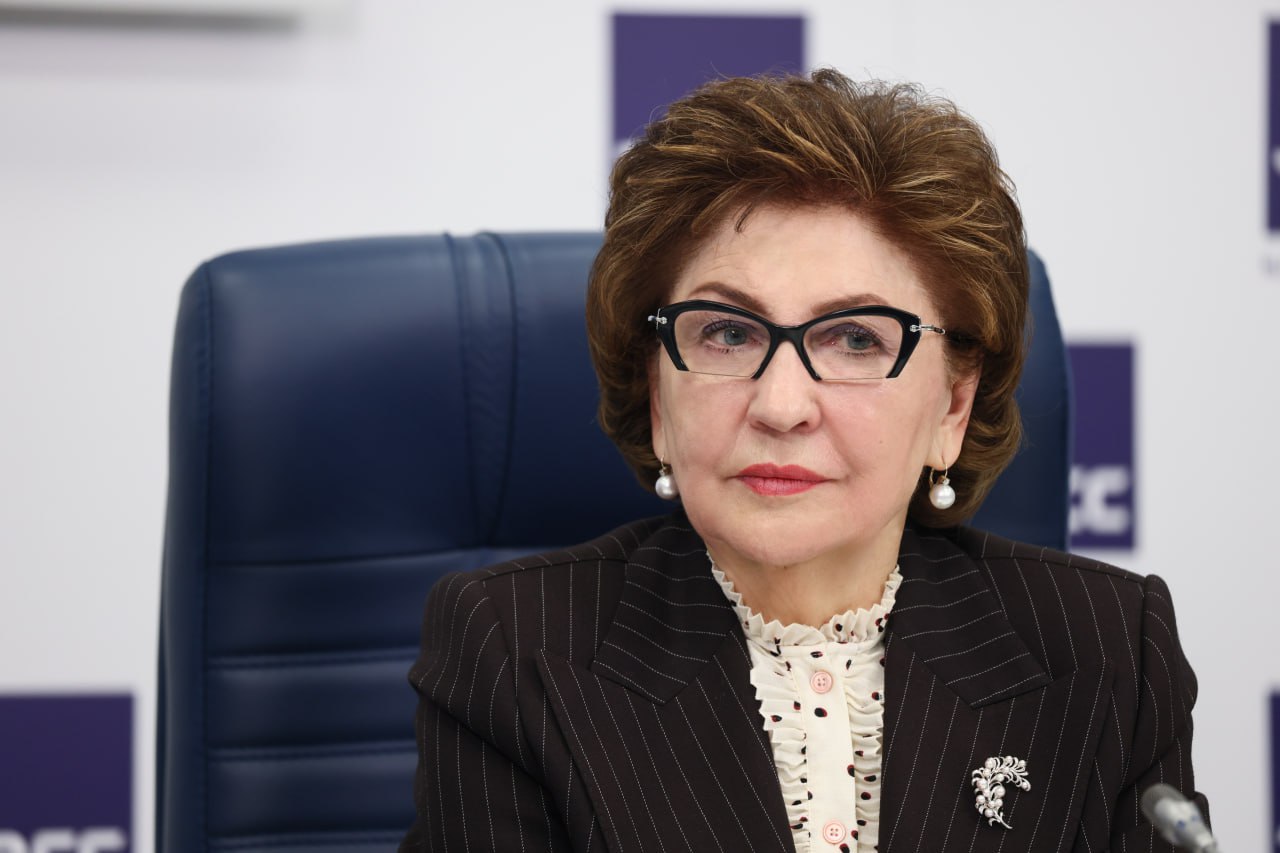 Галина Карелова В 2025 году Совет ЕЖФ был сфокусирован на реализации проектов и программ по созданию условий для участия женщин в достижении национальных целей развития страны Председатель Совета Евразийского женского форума при Совете Федерации Галина Карелова подвела итоги деятельности Совета ЕЖФ в рамках пресс конференции в ТАСС По словам сенатора в юбилейный год 10 лет со дня первого форума Совет совместно с профильными министерствами и общественными организациями реализует 35 проектов цели которых созвучны практически всем национальным проектам При участии Совета ЕЖФ сформированы сильные профессиональные сообщества женщин нацеленные на решение вопросов в конкретных отраслях включая лёгкую фармацевтическую и добывающую промышленности а также высокотехнологичные отрасли Среди новых проектов 2025 года Галина Карелова отметила Женщины за социальное служение Женщины за социально ответственный бизнес а также Женский альянс искусственного интеллекта Ключевые результаты и инициативы 2025 года  Новые проекты Запущены Женщины за социальное служение Женщины за социально ответственный бизнес и Женский альянс искусственного интеллекта  Образование Более 30 000 женщин приняли участие в 12 образовательных программах Совета ЕЖФ включая флагманскую программу Женщина лидер которой исполнилось 5 лет  Трудовые гарантии Учреждена профессия работник кочевого жилища что позволит женщинам из числа коренных малочисленных народов получать социальные гарантии и трудовую пенсию  Промышленность Координаторы проекта ЕЖФ вошли в состав рабочей группы по разработке стратегии развития лёгкой промышленности до 2035 года  Конкурсы и премии В конкурсе Лидеры в интересах женщин 2025 участвуют более 200 компаний На международную премию Талантливая женщина в современной индустрии поступило рекордные 750 заявок из 85 компаний мира  Поддержка семей защитников Отечества В Год Защитника Отечества и 80 летия Победы реализуется специальный проект Женщины и их роль в развитии флотских городов  Сохранение исторической памяти Проведён Всероссийский онлайн марафон Подвиг женщин Победы с аудиторией более 80 млн человек по итогам которого создан интерактивный 3D тур  Масштаб событий Под эгидой Совета ЕЖФ состоялось более 1500 мероприятий Медиаохват вырос более чем на 60 а сообщество в соцсетях значительно расширилось Совет Федерации в Max Все фото Парламентский фотоархив